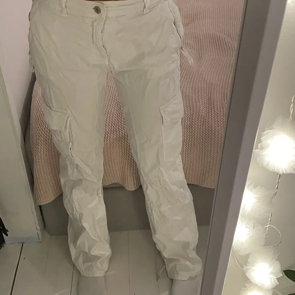 Cargo byxor från zara:) Inga slitningar eller fläckar🤍 Strl 36. Jeans & Byxor.