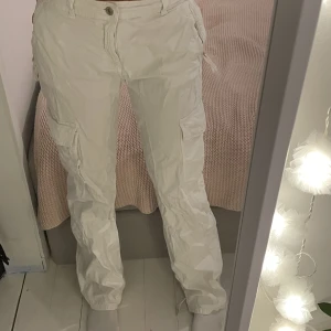Cargos från zara - Cargo byxor från zara:) Inga slitningar eller fläckar🤍 Strl 36