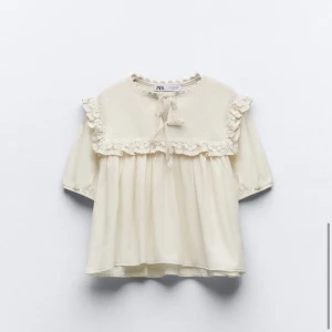 Supersöt topp från zara - Jag säljer nu min supergulliga zara topp efter en månad. Har endast använts ca 3 ggr och köptes för 379kr. Säljer för 299 men priset kan diskuteras. Kontakta vid minsta intresse🥰. Storlek S passar Xs och troligtvis M.