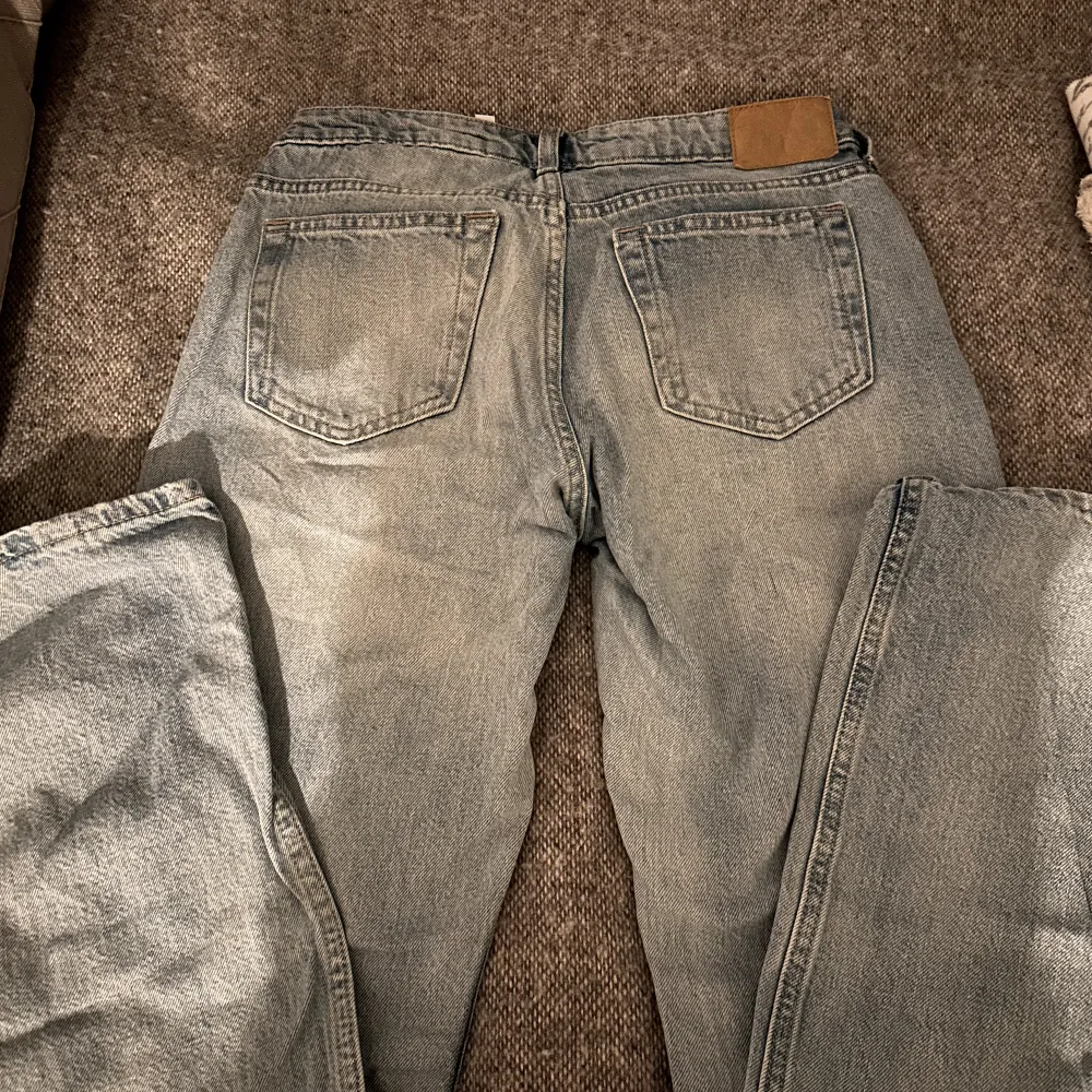 De populära lowwaist straight jeansen från weekday. Sparsamt använda. Fint skick. Stl 26/32. Nypris 600kr. Jeans & Byxor.