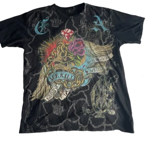 ed hardy t-shirt - fet t-shirt den är xl och passar xl några stenar är borta men de är givet annars rätt bra skick 