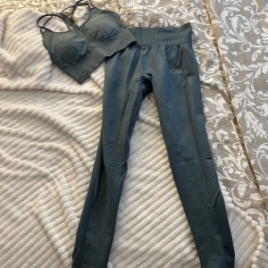 Iciw träningstights och topp - Ett sett från iciw i fint skick. Tightsen är knappt använda toppen är använd mer men båda ingen av de har några defekter🤗Båda är i stl S🫶🏼