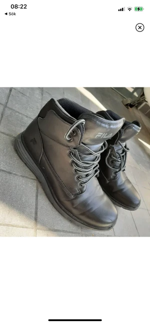 Fila kängor - Ett para svarta Fila kängor, som bara har provats. Blev fel i storlek så säljer dem. Storlek 41. Pris 259kr. Köparen står för frakt