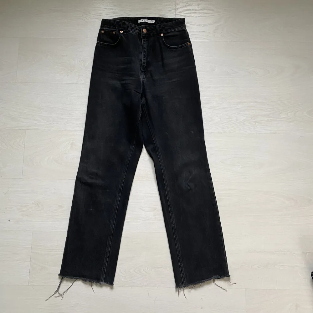 Säljer ett par fina svarta högmidjade jeans ifrån NA-KD i storlek 36!!🖤🖤. Jeans & Byxor.