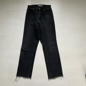 Säljer ett par fina svarta högmidjade jeans ifrån NA-KD i storlek 36!!🖤🖤