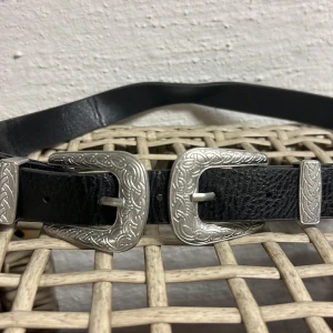 Skärp med snygga detaljer  - Supersnygga skärp, endast använt 1 gång. Väldigt fina detaljer 