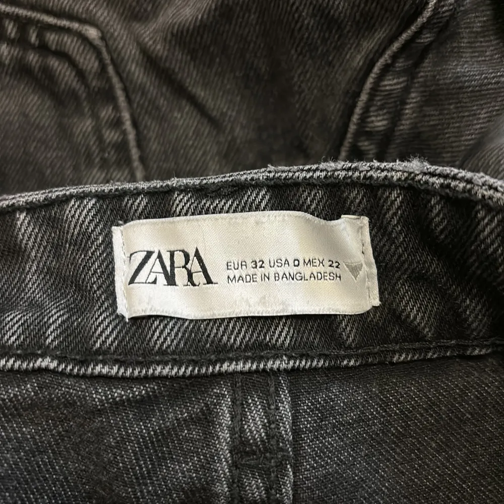 Säljer dessa sjukt snygga Zara jeans som är straight och mid waist!💘💘 sjukt snygga nu till hösten!! Köptes för 399kr!!🍁🍁. Jeans & Byxor.