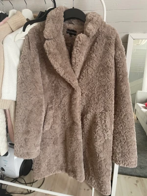 Mysig långkappa  - Inköpt för några år sen och är knappt använd, så i nyskick, jättemysig o ha nu i höst och vinter💓