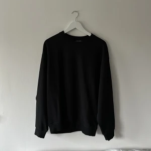Weekday Crewneck - En stilren bas tröja med en lösare passform. Oanvänd. Tar emot prisförslag