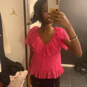 Rosa blus💖 - Säljer denna rosa blus från boohoo! Aldrig använd, superbra till lite finare tillfällen! 💞🙌