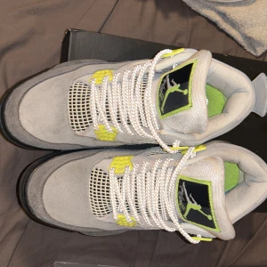 Jordan 4 neon - 9/10 använt få gånger! Bud : 1000kr Buy now : 2200kr