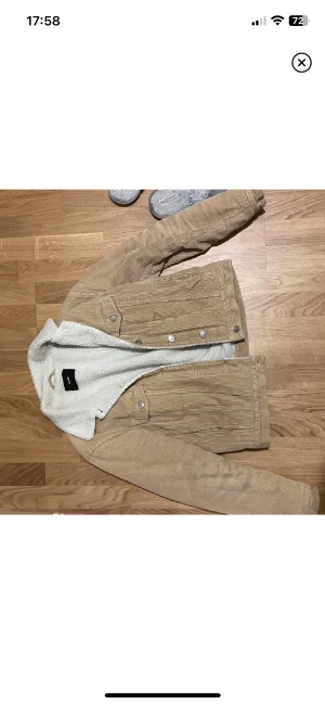 Vit beige ribbad jacka - Super mysig varm jacka!