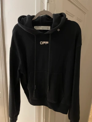 Off-white hoodie - Svart hoodie från off-white i bra skick!   Passar mig somvanligtvis är en S en M alltså en oversized passform.