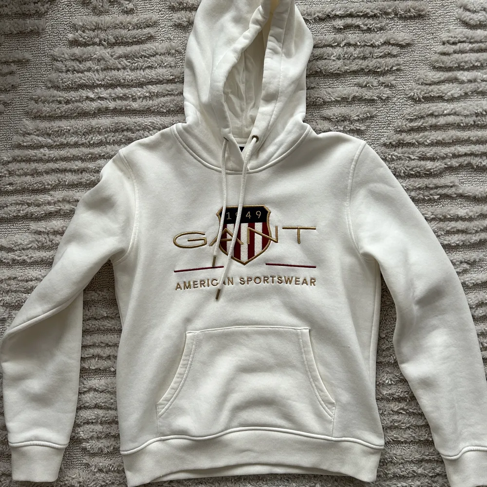 Unisex, vit gant hoodie. Storlek S i bra kvalite. . Hoodies.