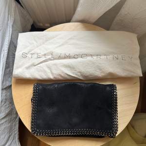 Superfin Stella McCartney Falabella i den lilla storleken. Köpt för länge sedan och används inte längre :) Är öppen för att diskutera pris! Givetvis äkta.