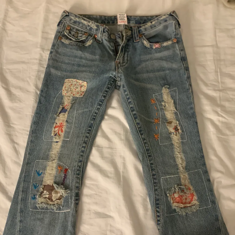 Jätte snygga unika vintage true religion jeans köpta här på Plick😍 dom är i ganska bra skick men saknar en knapp på bak fickan och är ganska slitna längst ner(bild 1) köparen står för frakten och fråga gärna om undrar❤️ . Jeans & Byxor.