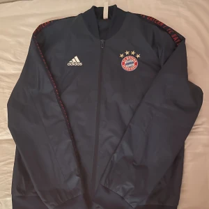 Bayern München jacka - Mörkblå jacka i storlek M 
