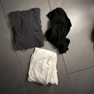 rygglösa toppar - säljer dessa as sköna rygglösa tröjorna❣️❣️den grå ich vita är stl M och den svarta är i stl S! Säljer alla 3 tillsammans!