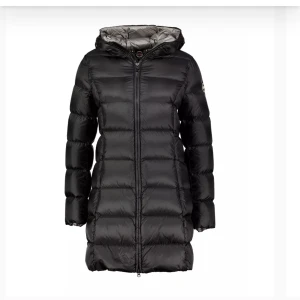 Colmar Dunjacka - Jättefin Colmar jacka, motsvara stl M. Lite insydd vid midjan för att den ska vara mer figursydd, därav priset.  Inköpt för 5999:- Säljer för 3400 Anvönd sparsamt en säsong. Skriv chatt för fler bilder.  Skicka gärna prisförslag :)