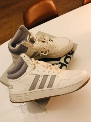 Adidas  - Köpta för ett litet tag sedan på Stadium. Köpte de nu till hösten och haft de på mig endast två dagar. Inköpspris 799 kr, kom med bud. Säljer inte de för under 300 kr. Köparen får betala frakten. 