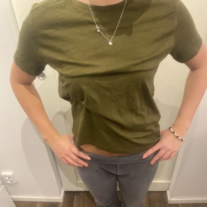 Tshirt - Den snyggaste t shirten i en så fin grön färg,😍😍😍😍 