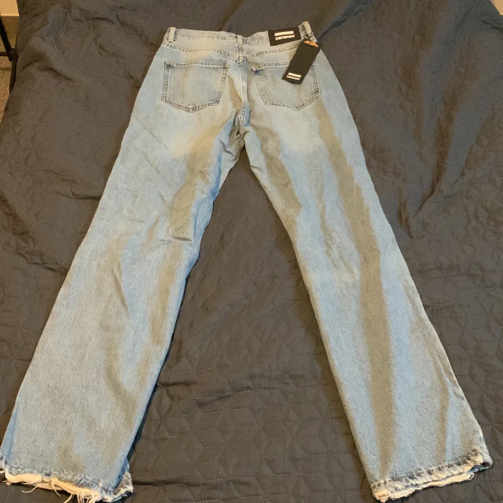 Säljer dessa helt nya jeans då dom var förstora för mig, köpte för ungefär 1000 och säljer nu dom för 150🤍 skriv för mer information🫶🏻 (pris går att diskuteras vid snabb affär). Jeans & Byxor.