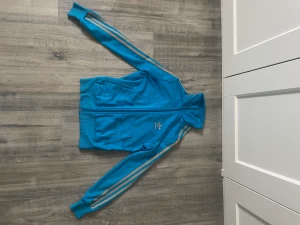 Blå adidas kofta - Jättefin blå adidas kofta i storlek 36💓Inget fel på den💗skriv för fler bilder‼️TRYCK INTE PÅ KÖP NU‼️