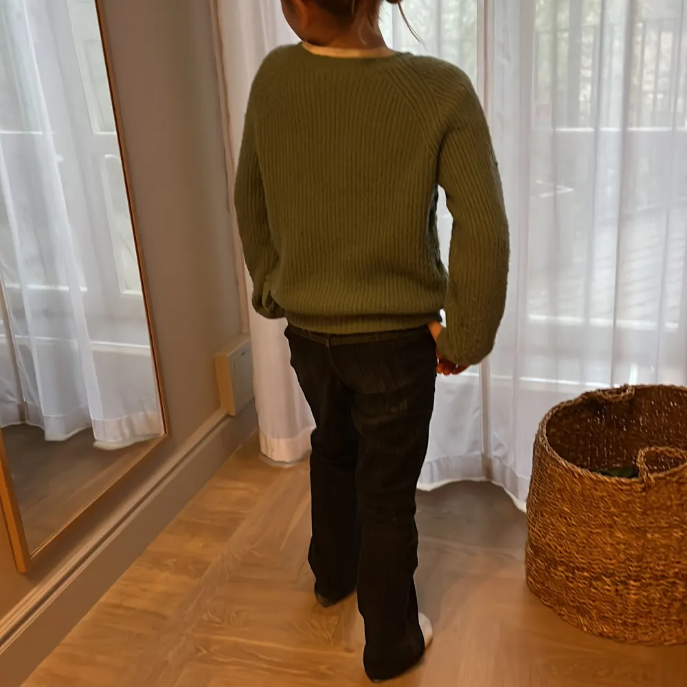  Fin grön tröja med ett knyt på sidan💚. Tröjor & Koftor.