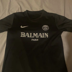 Balmain X Psg Jersey  - Använt ett fåtal gånger  Inga skador eller liknande  Fin tröja! 