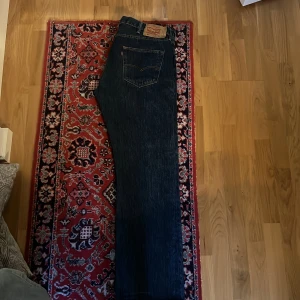 Vida levis jeans!! - Intressekoll på mina oanvända levis 501! Aldrig använda då de är för stora för mig, nyköpta för 1000kr. Passar dig som är lång, ca 180!  Skriv gärna prisförslag så kommer vi överens om nått!❣️