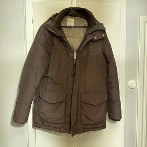 J.lindeberg jacka - J.lindeberg Jacka i storlek L, modellen är 189cm. Jackan saknar en knapp till fickan och det finns lite skavanker. Nypris är någonstans mellan 4 och 5 tusen. Skriv för mer bilder eller info.