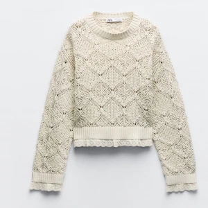 Stickad tröja  - Super söt tröja från zara som passar perfekt nu till vintern! Tröjan är använd högst 5 gånger och har inga defekter. Ord pris 379kr