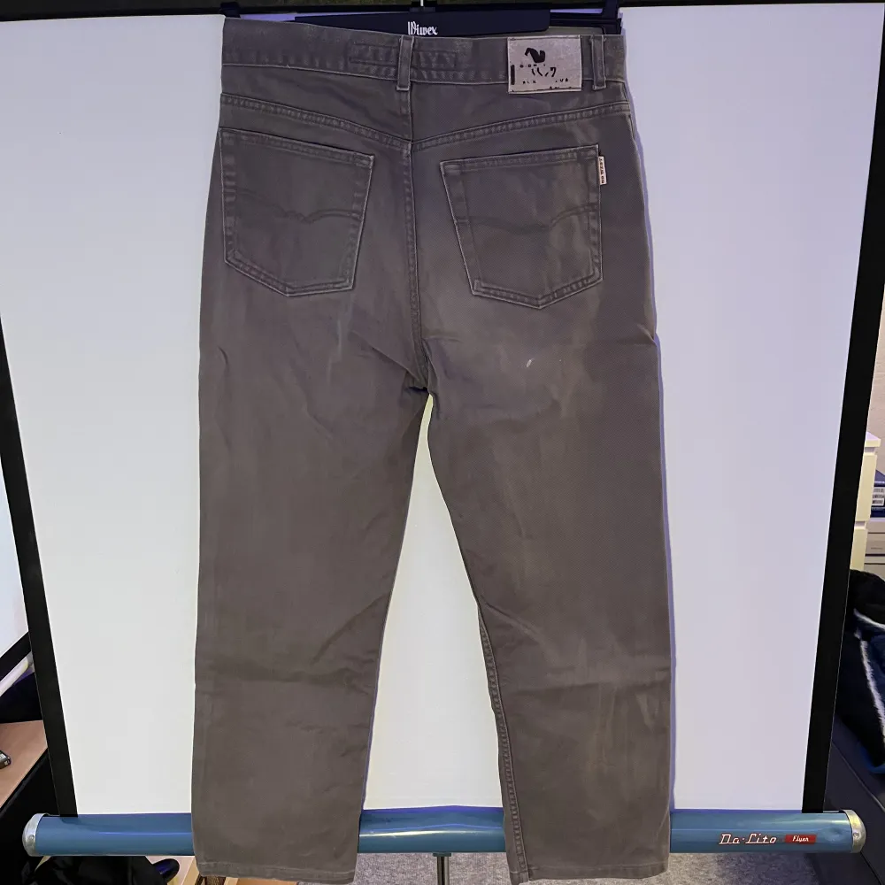 Säljer ett par stilrena jeans från Go west i en grå färg. Storlek 34/32. Två små oljefläckar o några små blekningar men syns knappt. Annars fint skick. 21cm breda vid foten. Jeans & Byxor.