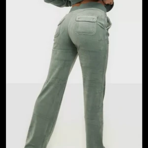 Juicy coutore  - Säljer 2 par juicy byxor pga att de är förstora för mig. De svarta är använda 2ggr och är som nya, nypris 1200kr och 1100kr. svarta för 700kr och gröna för 400kr då de är använda lite mer men inget fel på dom. Köp båda för 1000kr- Byxorna passar M o 