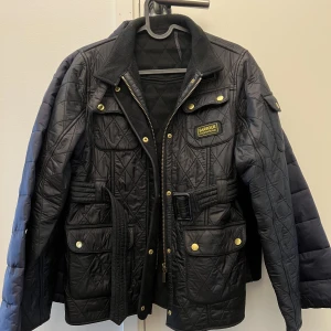 Barbour jacka -  Höst/vårjacka från Barbour. Välanvänd men fortfarande men mycket kvar att ge. Fodrad insida så jackan håller dig varm. Flärpen till att hänga i krok är sönder & lite repor på bältet. 300kr