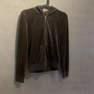Juicy couture  - Mörk grå juicy tröja storlek s väldigt bra skcik ej urtvättad alla diamanter finns pris kan diskuteras vid snabb affär ser brun ut på bild men skriv priv för fler bilder💕