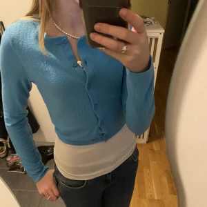 Stickad kofta - Blå stickad kofta lite croppad. Jättefin och mjuk ! 