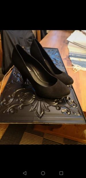 Svarta pumps . Stl36 - Svarta nya pumps i mocka stl 36 endast testade. 