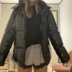 intressekoll glansiga svarta jacka  - Intressekoll på min nya glansiga populära jacka! Kommer från zara men sitter inte så bra på mig då jag anser att ja är för kort för modellen (162cm) & man kan ta av ärmarna så de blir en väst! 💗