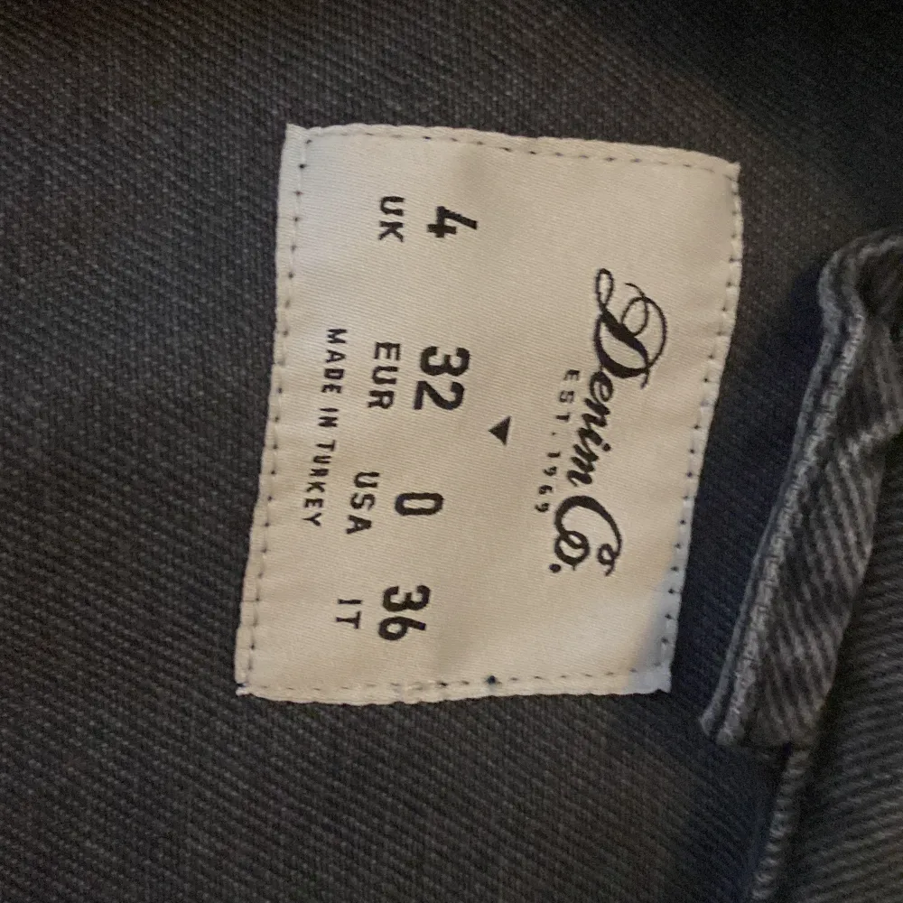En supersnygg jeansjacka som tyvärr alldrig kommer till användning längre. Älskat denna jackan så länge men är för kort nu. Kontakta innan ni köper så det ej förekommer några misstag . Jackor.