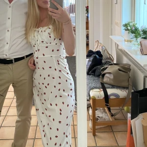 Klänning 🍓 - En vit sommarklänning med jordgubbar som mönster, väldigt fin och tunn på sommaren. Den är lång, storlek S. Använd 2 gånger 