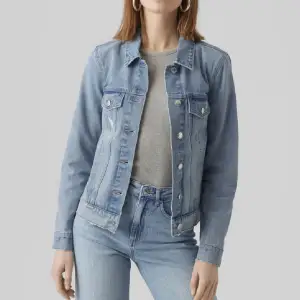 Sååå snygg jeansjacka från vero moda i perfekt modell. Storlek M så passar en S perfekt om man vill att den ska vara lite större. Använd kanske endast 2 gånger i somras.