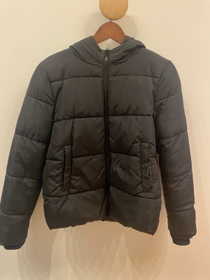 Svart vinterjacka  - Svart vinterjacka. Köpt på Zalando 