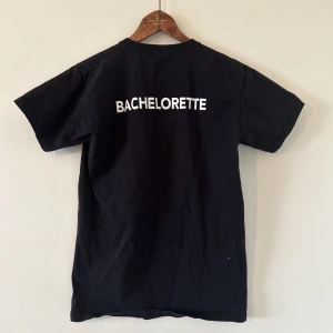 The bachelorette t shirt - Storlek M sitter som S inga defekter