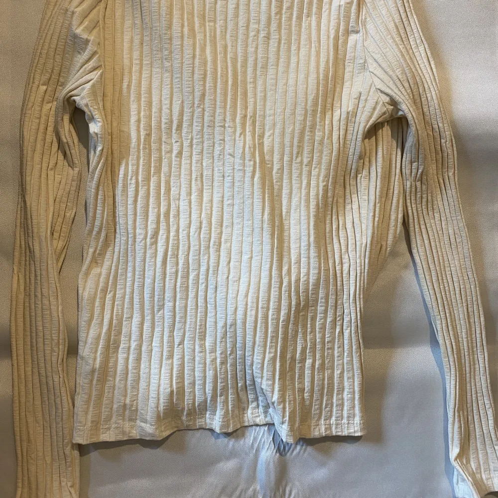 Vit/beige långärmad tröja ifrån nelly, endast använt en gång säljs då den inte kommer till användning, fin Knut runt navel som ger en fin form.  . Tröjor & Koftor.