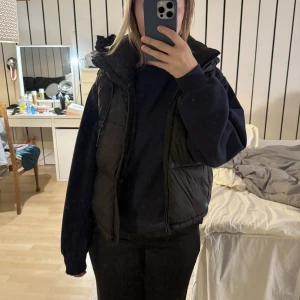 Zara Väst - Säljer denna fina svarta västen från zara som knappt e använd!