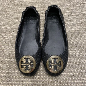 Tory Burch - Svarta stl 37. Använda endast 1 ggr.