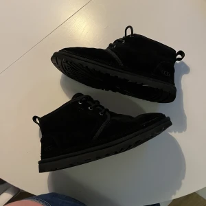 Ugg Neumel - Säljer nu bekvämaste skorna jag någonsin ägt! Ugg neumels som är använda max 3 gånger så skick 9/10. Storlek 43, hör av dig om du har några frågor! Nypris 1899kr