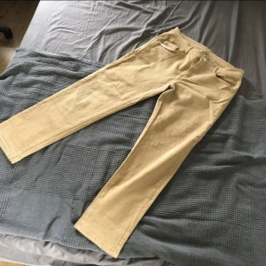 Jeans - Använd få gånger  Mycket bra material 