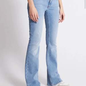 Säljer mina lågmidjade jeans från lager 157 i storlek xs short💕De är i nyskick o använda typ en gång, säljer pågrund av att de inte används. Är 160 o passar perfekt i längden🩷